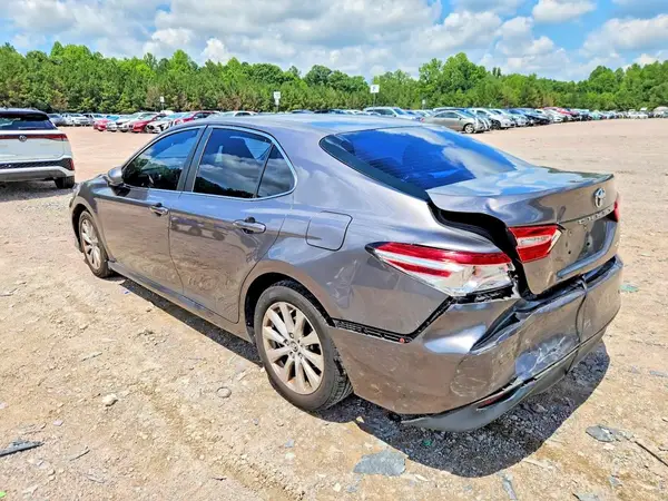 4T1B11HK2JU500121 2018 TOYOTA CAMRY - Image 2