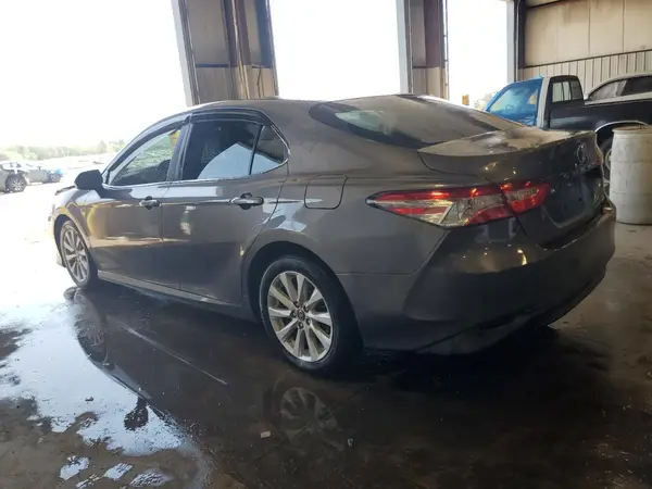 4T1B11HK2JU507182 2018 TOYOTA CAMRY - Image 2