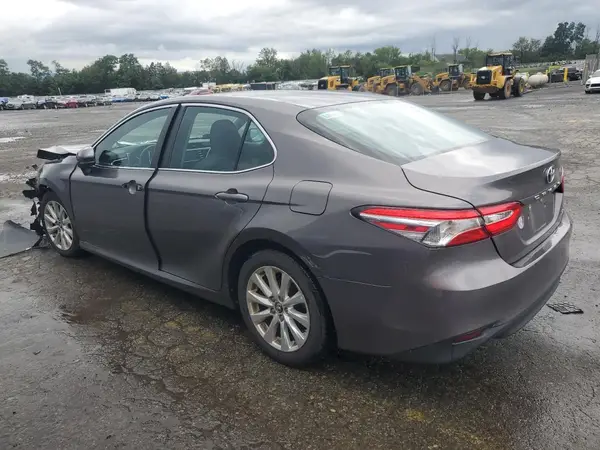 4T1B11HK2JU521549 2018 TOYOTA CAMRY - Image 2