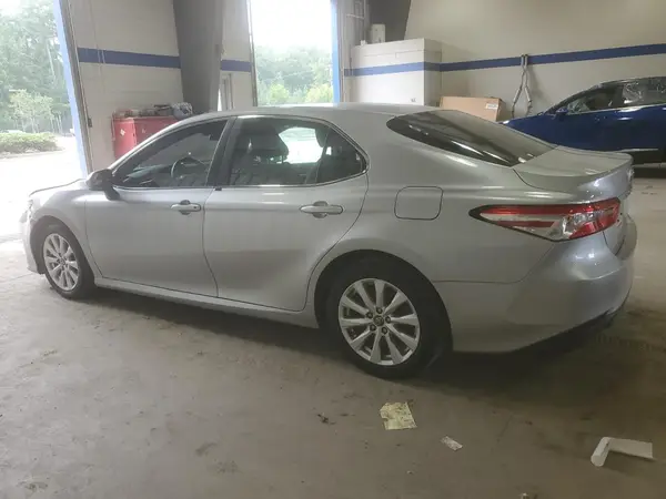 4T1B11HK2JU523477 2018 TOYOTA CAMRY - Image 2