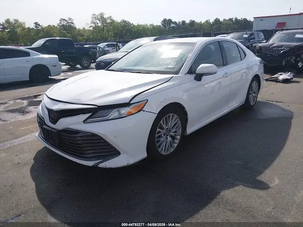 4T1B11HK2JU523642 2018 TOYOTA CAMRY - Image 2