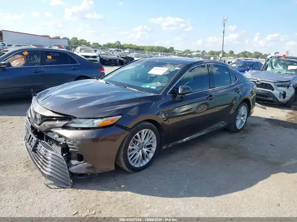 4T1B11HK2JU523754 2018 TOYOTA CAMRY - Image 2