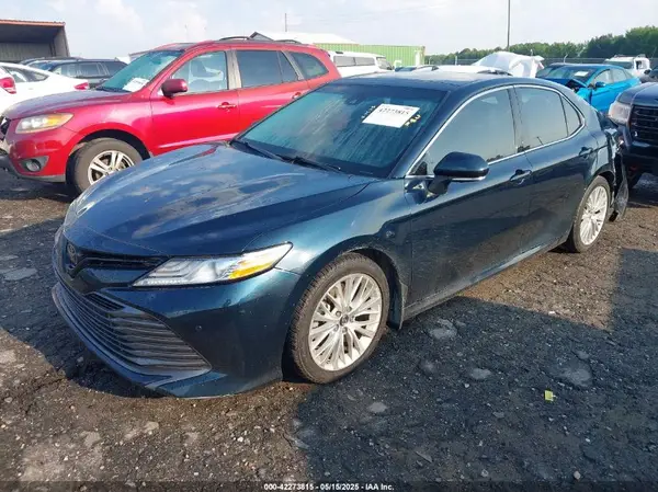 4T1B11HK2JU525620 2018 TOYOTA CAMRY - Image 2