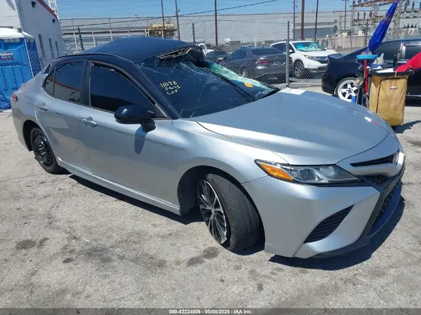 4T1B11HK2JU526038 2018 TOYOTA CAMRY - Image 1