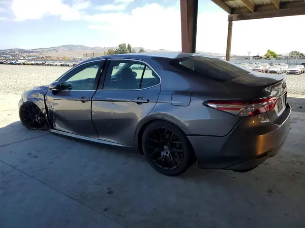 4T1B11HK2JU528596 2018 TOYOTA CAMRY - Image 2