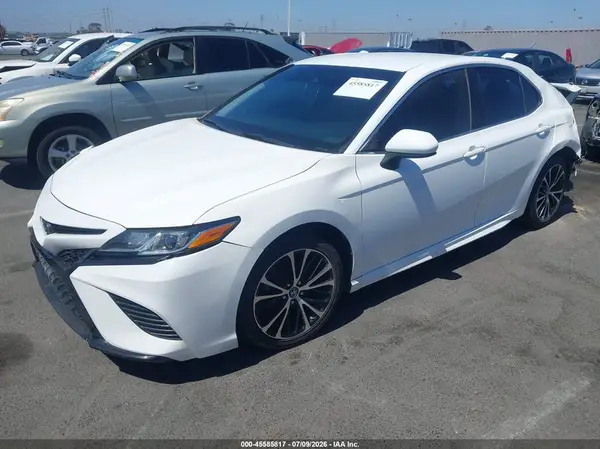 4T1B11HK2JU530574 2018 TOYOTA CAMRY - Image 2