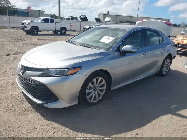 4T1B11HK2JU533586 2018 TOYOTA CAMRY - Image 2