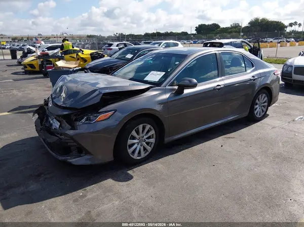 4T1B11HK2JU536875 2018 TOYOTA CAMRY - Image 2