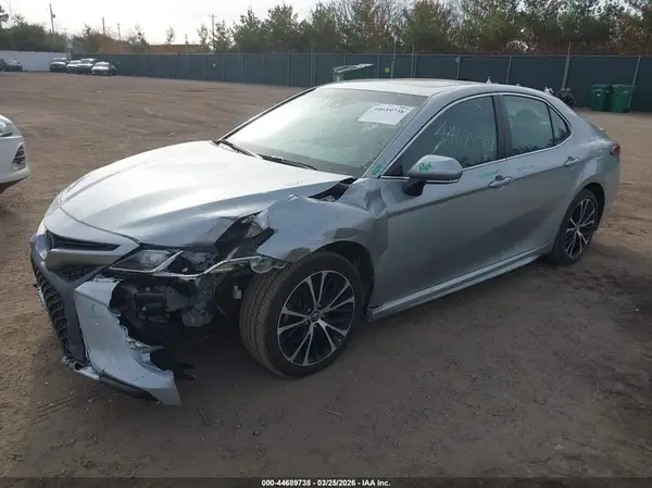 4T1B11HK2JU537573 2018 TOYOTA CAMRY - Image 2