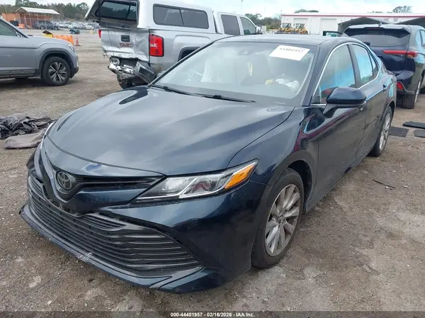 4T1B11HK2JU538318 2018 TOYOTA CAMRY - Image 2