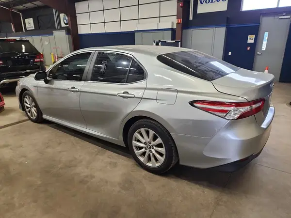 4T1B11HK2JU538447 2018 TOYOTA CAMRY - Image 2