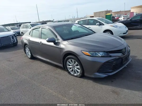 4T1B11HK2JU542739 2018 TOYOTA CAMRY - Image 1
