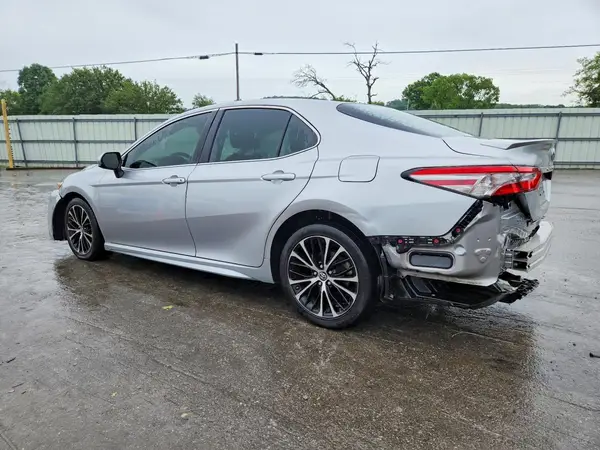 4T1B11HK2JU548718 2018 TOYOTA CAMRY - Image 2