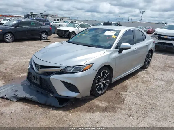 4T1B11HK2JU555376 2018 TOYOTA CAMRY - Image 2