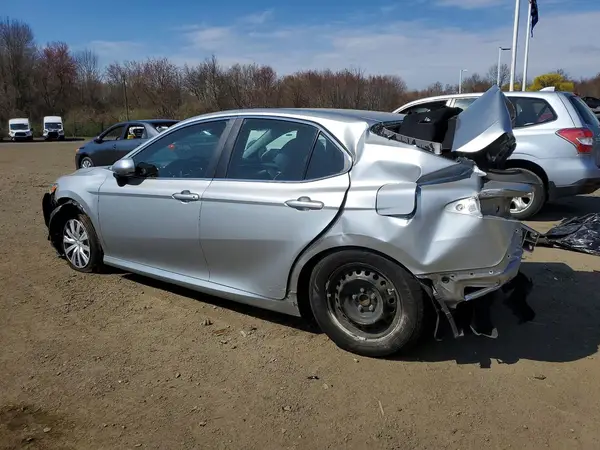 4T1B11HK2JU556172 2018 TOYOTA CAMRY - Image 2