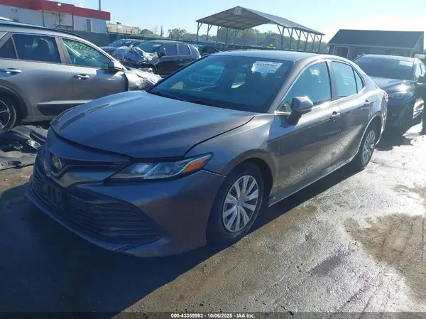 4T1B11HK2JU561386 2018 TOYOTA CAMRY - Image 2