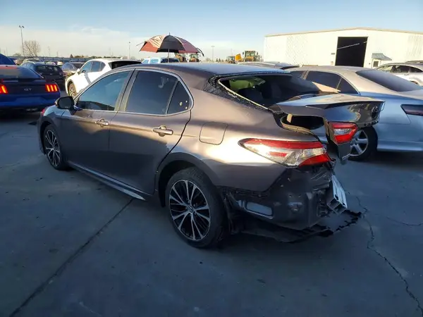 4T1B11HK2JU563848 2018 TOYOTA CAMRY - Image 2