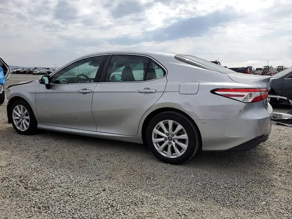 4T1B11HK2JU567303 2018 TOYOTA CAMRY - Image 2