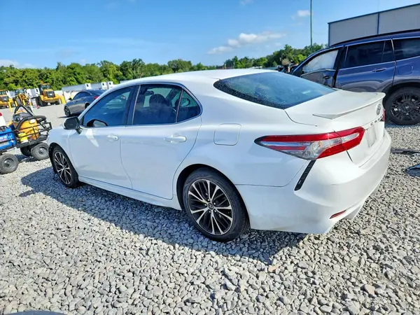 4T1B11HK2JU568113 2018 TOYOTA CAMRY - Image 2