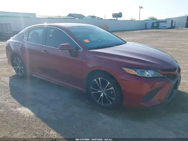 4T1B11HK2JU569472 2018 TOYOTA CAMRY - Image 1