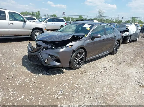 4T1B11HK2JU569780 2018 TOYOTA CAMRY - Image 2