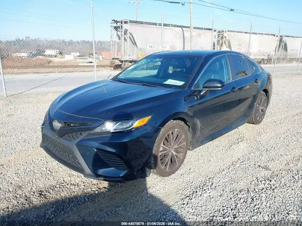 4T1B11HK2JU570475 2018 TOYOTA CAMRY - Image 2