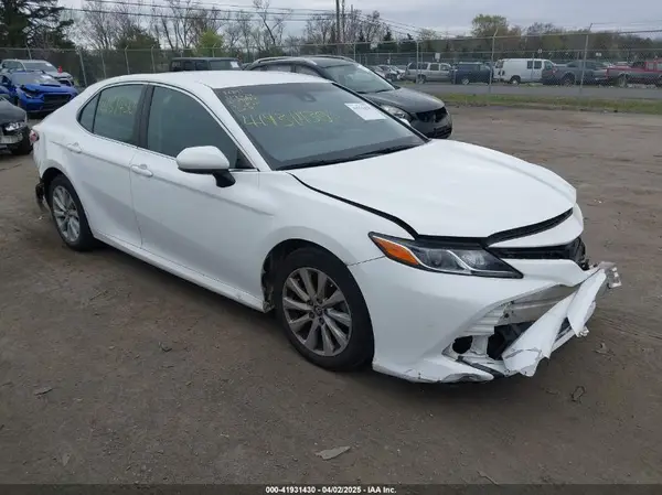 4T1B11HK2JU570881 2018 TOYOTA CAMRY - Image 1