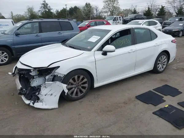 4T1B11HK2JU570881 2018 TOYOTA CAMRY - Image 2
