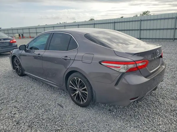 4T1B11HK2JU573490 2018 TOYOTA CAMRY - Image 2