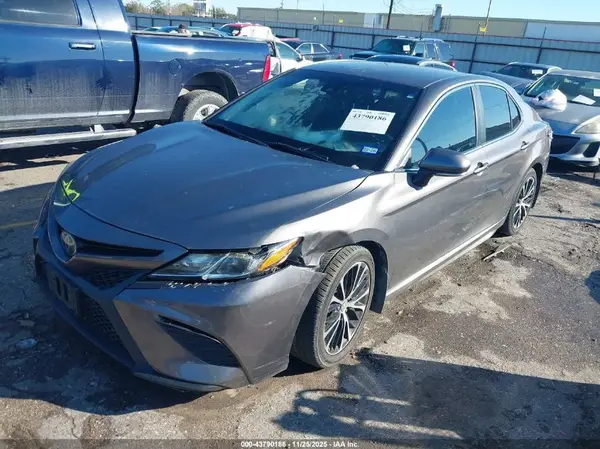 4T1B11HK2JU574994 2018 TOYOTA CAMRY - Image 2