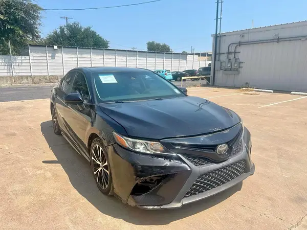 4T1B11HK2JU575143 2018 TOYOTA CAMRY - Image 1