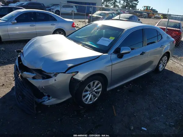 4T1B11HK2JU578057 2018 TOYOTA CAMRY - Image 2