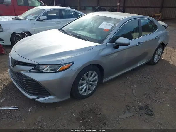 4T1B11HK2JU578298 2018 TOYOTA CAMRY - Image 2