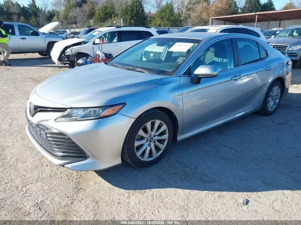 4T1B11HK2JU578303 2018 TOYOTA CAMRY - Image 2