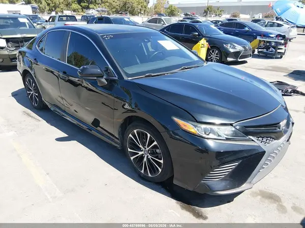 4T1B11HK2JU579032 2018 TOYOTA CAMRY - Image 1