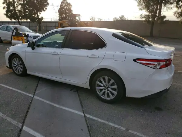 4T1B11HK2JU579273 2018 TOYOTA CAMRY - Image 2