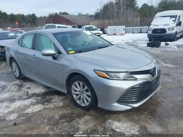 4T1B11HK2JU579659 2018 TOYOTA CAMRY - Image 1