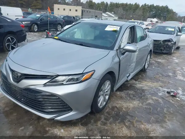 4T1B11HK2JU579659 2018 TOYOTA CAMRY - Image 2