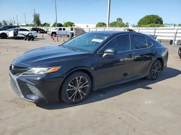 4T1B11HK2JU580990 2018 TOYOTA CAMRY - Image 1