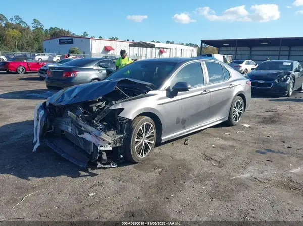 4T1B11HK2JU581136 2018 TOYOTA CAMRY - Image 2
