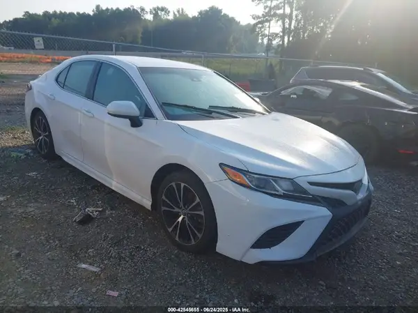 4T1B11HK2JU581265 2018 TOYOTA CAMRY - Image 1