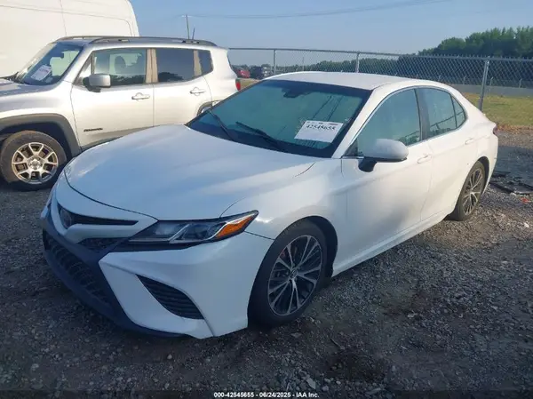 4T1B11HK2JU581265 2018 TOYOTA CAMRY - Image 2