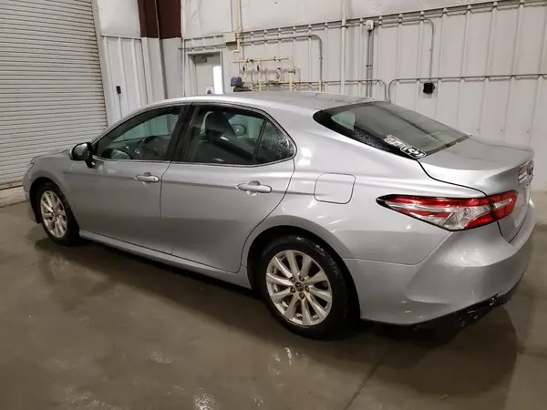 4T1B11HK2JU581878 2018 TOYOTA CAMRY - Image 2