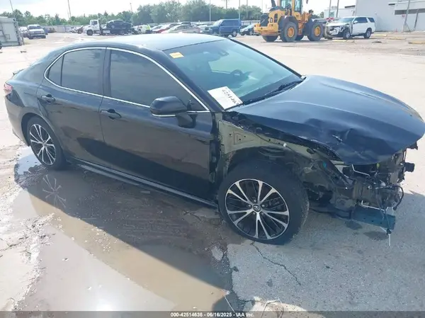 4T1B11HK2JU582237 2018 TOYOTA CAMRY - Image 1