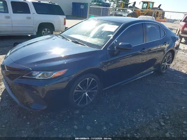 4T1B11HK2JU583601 2018 TOYOTA CAMRY - Image 2