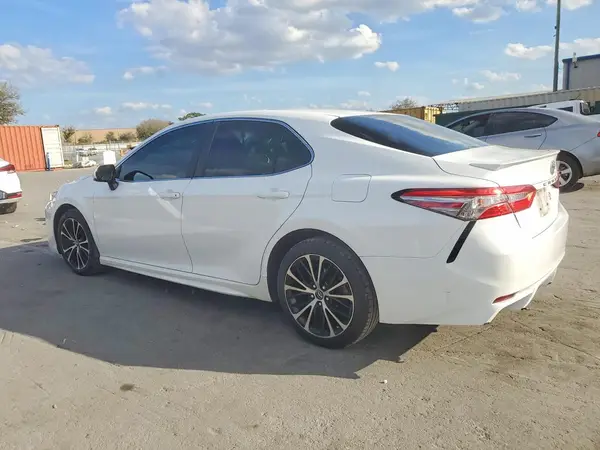 4T1B11HK2JU583680 2018 TOYOTA CAMRY - Image 2