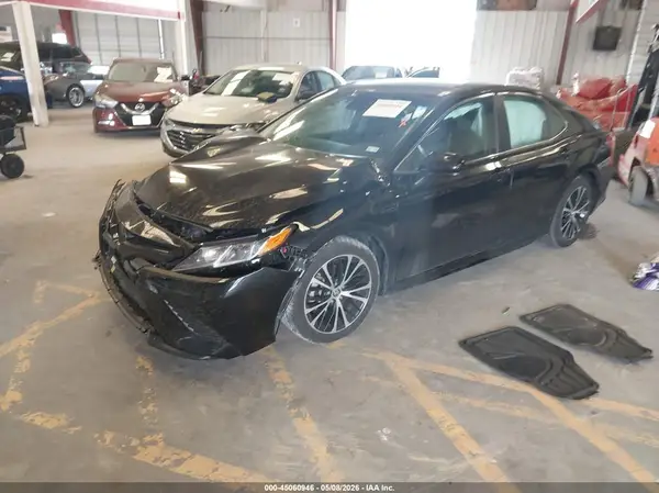 4T1B11HK2JU585123 2018 TOYOTA CAMRY - Image 2