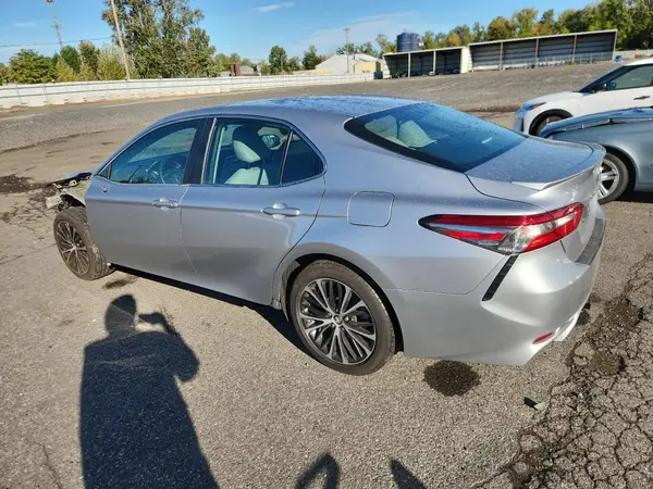 4T1B11HK2JU586045 2018 TOYOTA CAMRY - Image 2