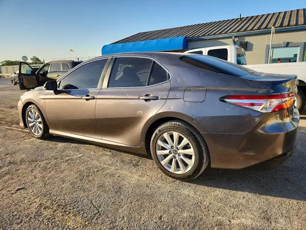 4T1B11HK2JU586143 2018 TOYOTA CAMRY - Image 2