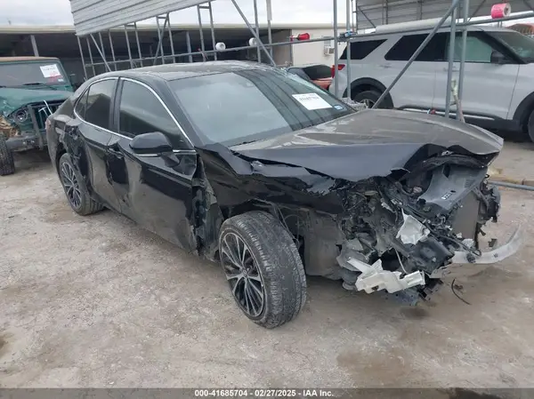 4T1B11HK2JU587406 2018 TOYOTA CAMRY - Image 1